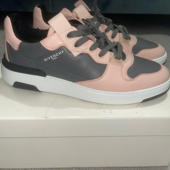 GIVENCHY BRAND NEW - Picture 2 of 3